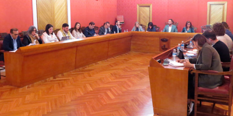 El Ayuntamiento de Tomelloso aprueba en pleno la moción para la derogación del «canon del agua» con los votos a favor de PP y Vox y en contra del PSOE