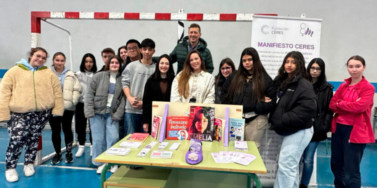 «Construyendo Realidades Violetas», el proyecto con el que Fundación Ceres recorre en autocaravana los institutos de Tomelloso con motivo del 8M para prevenir la violencia de género