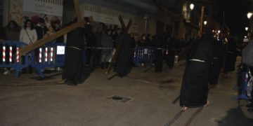 El sonido de las cadenas de la «Procesión del Silencio» impresiona en la madrugada del Sábado Santo en Tomelloso