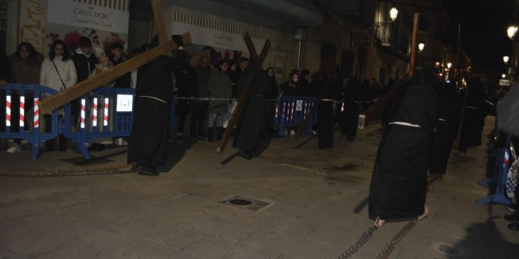El sonido de las cadenas de la «Procesión del Silencio» impresiona en la madrugada del Sábado Santo en Tomelloso