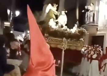 El video del momento en el que el viento derrumba el olivo de la Oración en el Huerto en la procesión del Jueves Santo de Tomelloso