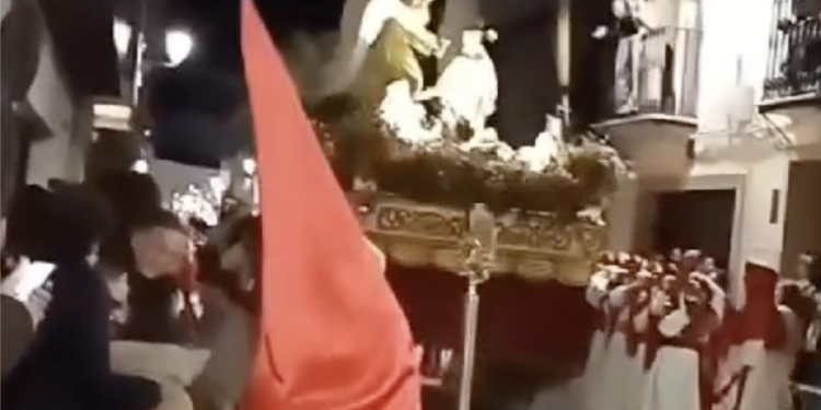 El video del momento en el que el viento derrumba el olivo de la Oración en el Huerto en la procesión del Jueves Santo de Tomelloso