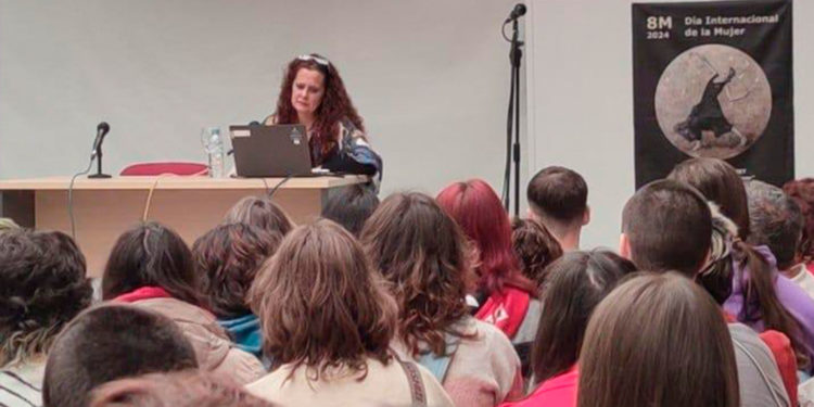 Caroline Culubret expone sus obras en la Escuela Superior Antonio López y ofrece una conferencia a los alumnos sobre su trayectoria artística