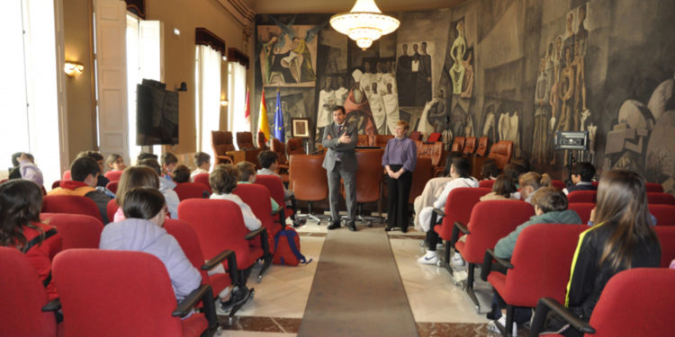 Los alumnos del CEIP Félix Grande de Tomelloso visitan y conocen las funciones de la Diputación de Ciudad Real