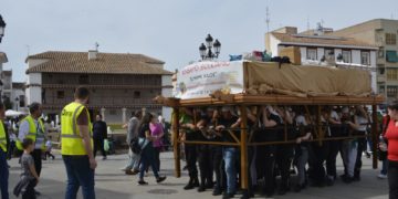La Hermandad de la Entrada de  Jesús en Jerusalén realiza por primera vez la «Mudá» a favor de Cáritas Tomelloso