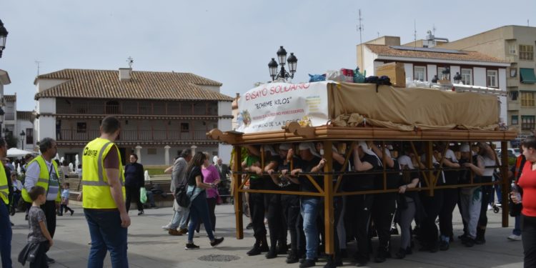 La Hermandad de la Entrada de Jesús en Jerusalén realiza por primera vez la «Mudá» a favor de Cáritas Tomelloso
