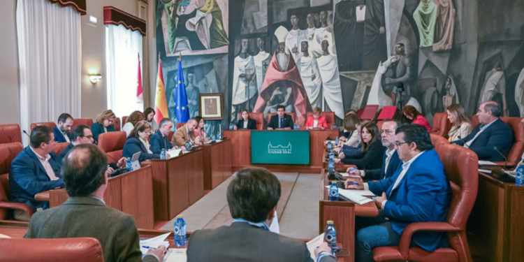 Valverde recuerda que «la Junta se va» a pesar de que puede dotar con fondos propios el programa nutricional para mayores, como ha hecho la Diputación