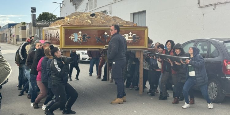 Los ensayos de los anderos del Cristo de la Misericordia o cómo «engrandecer la Semana Santa de Tomelloso, aunque el trono pese 1.500 kilos»