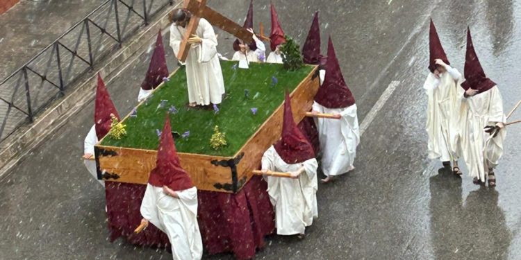 Suspendida por la lluvia la procesión del «Camino del Calvario» del Viernes Santo por la mañana en Tomelloso