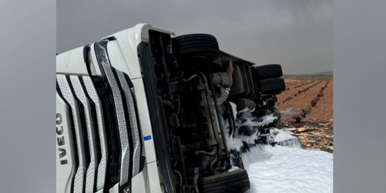 Vuelca un camión al salirse de la vía a su paso por Campo de Criptana provocando el vertido del combustible y de su carga
