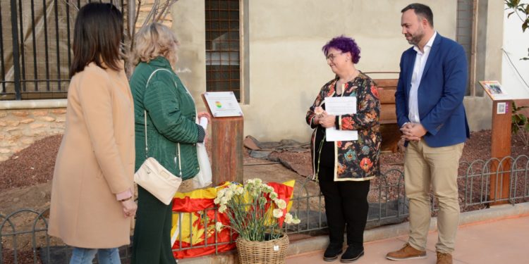 Tomelloso recuerda a las víctimas del Covid-19 en un emotivo acto celebrado en el parque de la Casa del Gallego