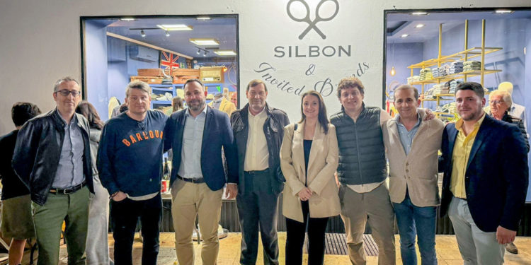 Javier Navarro felicita a Enrique y Alfredo Sánchez por su nuevo establecimiento de la marca «Silbon» en Tomelloso