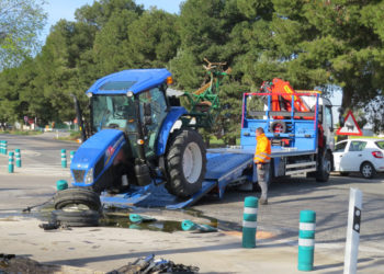 Un tractor y un coche «Mini» tienen un aparatoso accidente en el cruce de la Avenida Príncipe Alfonso de Tomelloso
