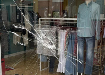 Asaltan de madrugada, rompiendo la luna del escaparate, el establecimiento «Benibui Shop» de la calle Belén de Tomelloso