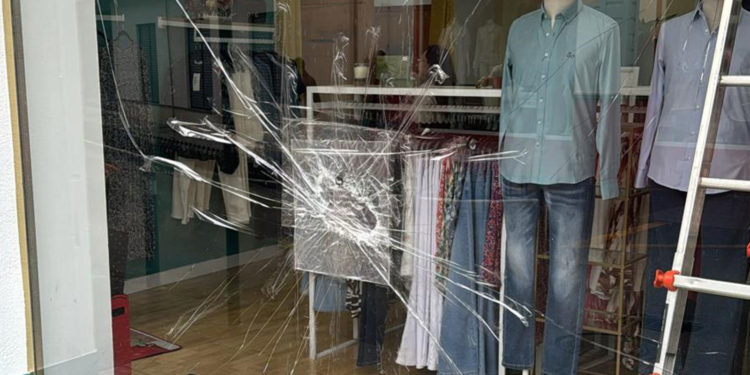 Asaltan de madrugada, rompiendo la luna del escaparate, el establecimiento «Benibui Shop» de la calle Belén de Tomelloso
