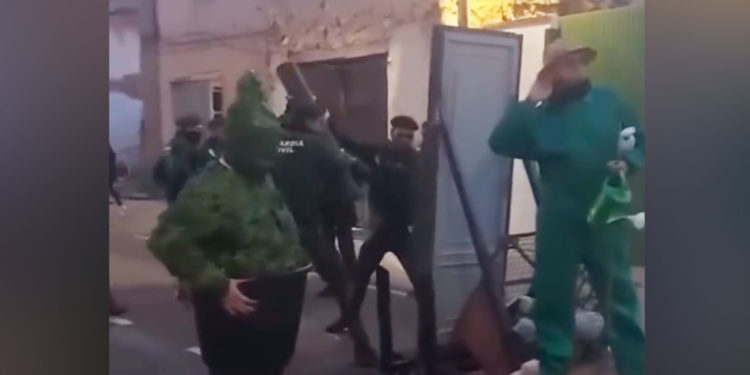 Se hace viral el vídeo del original disfraz de un grupo de amigos en un desfile de Carnaval de Albacete