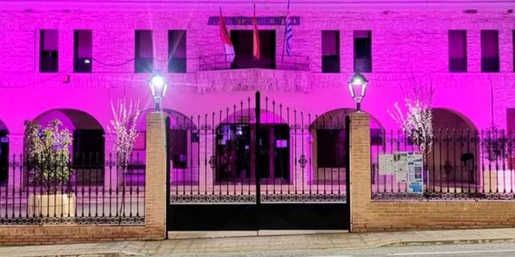El Ayuntamiento de Ruidera estrena la nueva iluminación de su fachada con el color violeta por el 8M