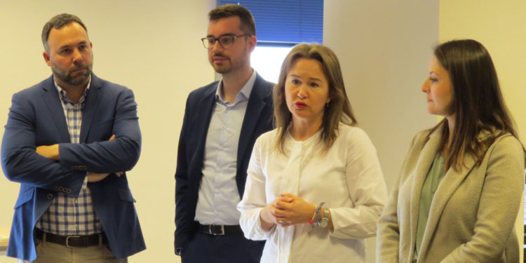 Javier Navarro anuncia «una Escuela de Conductores en Tomelloso» durante la inauguración del nuevo aula para examinarse del permiso de conducir