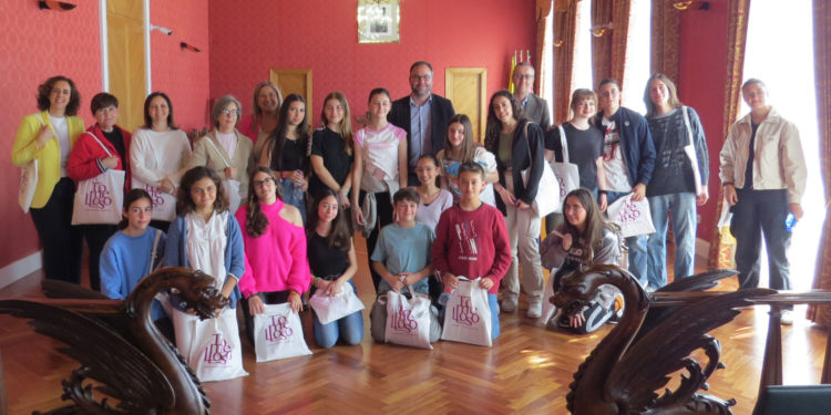 Javier Navarro recibe a los alumnos italianos de Erasmus del colegio Santo Tomás-La Milagrosa y les invita «a descubrir el Tomelloso sociocultural»