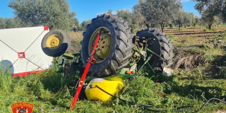 Fallece un hombre de 73 años al volcar por completo el tractor que conducía en un pueblo de Toledo