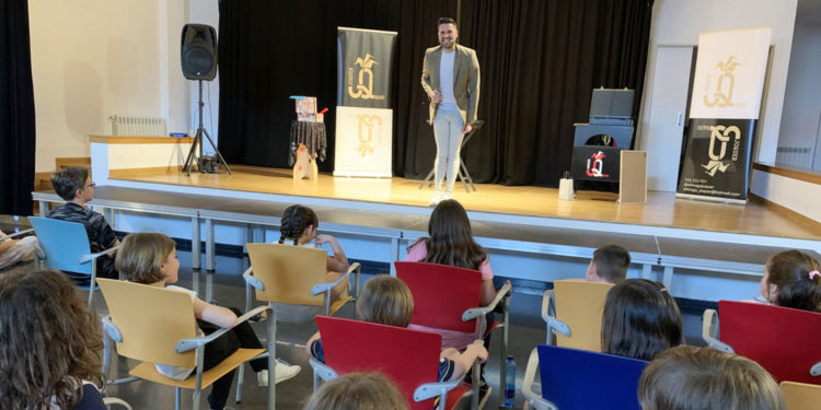 El Mago JoQuer deslumbra a los niños de Tomelloso en el Día de la Infancia con su espectáculo de «Magia de las emociones»