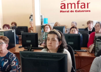 AMFAR imparte un curso en Moral de Calatrava para acercar la digitalización a las mujeres rurales