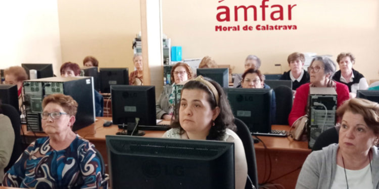 AMFAR imparte un curso en Moral de Calatrava para acercar la digitalización a las mujeres rurales