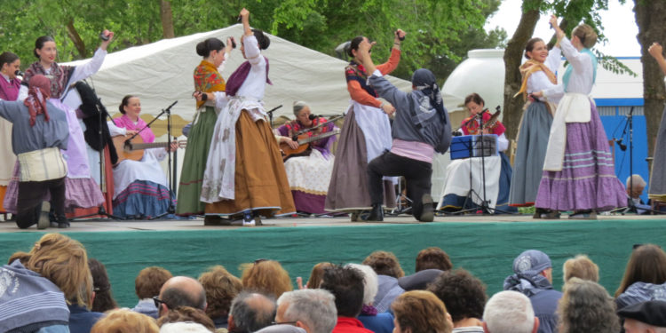 La lluvia obliga a suspender el Festival Folclórico de Romería apenas unos minutos después de comenzar