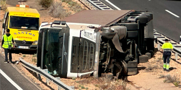 Un camión se sale de la autovía A-43 y termina volcando tras reventarle una rueda cerca de uno de los accesos a Tomelloso