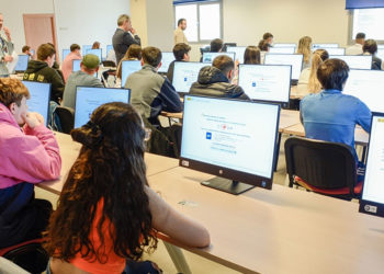 Tomelloso realiza con éxito el primer examen teórico de conducir en el nuevo aula informatizada de la DGT