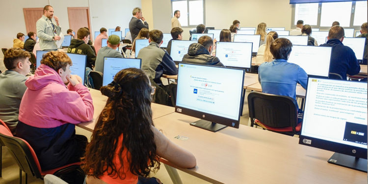 Tomelloso realiza con éxito el primer examen teórico de conducir en el nuevo aula informatizada de la DGT