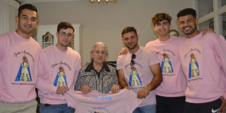 Juliana Ortiz, la tomellosera de 89 años nombrada «abuela de la Peña Asaltalindes» después de hacerse viral durante la Romería 2023