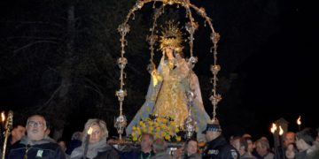 La «Procesión de las Antorchas» de la Virgen de las Viñas desafía a la lluvia e ilumina la noche del sábado de Romería en Tomelloso
