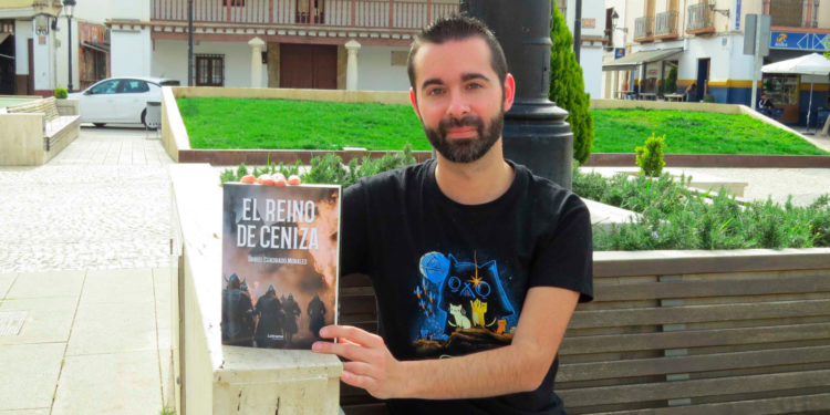 Daniel Cuadrado presenta su cuarta novela «El reino de ceniza» mostrándose “inmensamente orgulloso de formar parte de la cultura de Tomelloso»