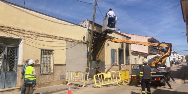 Se hunde el techo de una vivienda incendiada en la calle Peinado de Tomelloso