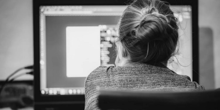 Investigan a una madre y su hija por estafar 195.000 euros por Internet a varias personas, una de ellas de Albacete