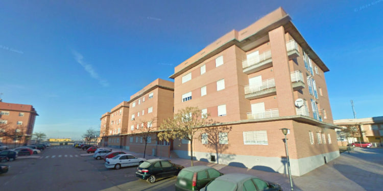 Un hombre encuentra a su madre ahorcada en el rellano de un edificio de Alcázar de San Juan