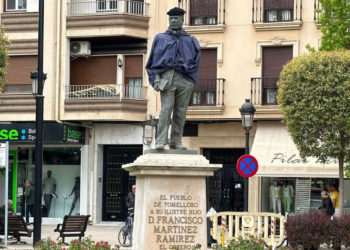 Engalanada la estatua de «El Obrero»: blusa, boina y pañuelo de hierbas realzan la celebración de la Romería 2024 en Tomelloso