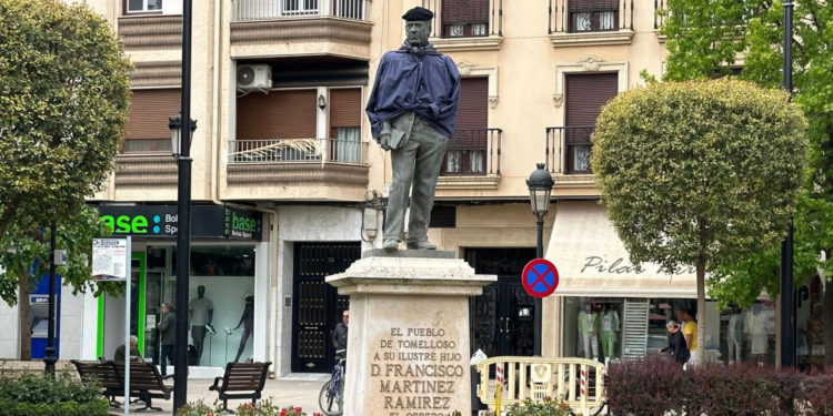 Engalanada la estatua de «El Obrero»: blusa, boina y pañuelo de hierbas realzan la celebración de la Romería 2024 en Tomelloso