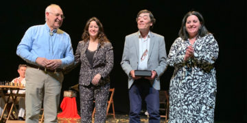 El actor tomellosero Felipe Fuentes recibe un homenaje en la clausura de la XXXI Muestra Local de Teatro