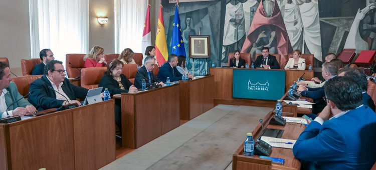 Miguel Ángel Valverde anuncia en el Pleno de la Diputación los reconocimientos y medallas que se otorgarán el Día de la Provincia