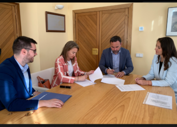 El alcalde de Tomelloso y la jefa provincial de Tráfico firman un convenio de colaboración para informatizar las pruebas teóricas del carnet de conducir