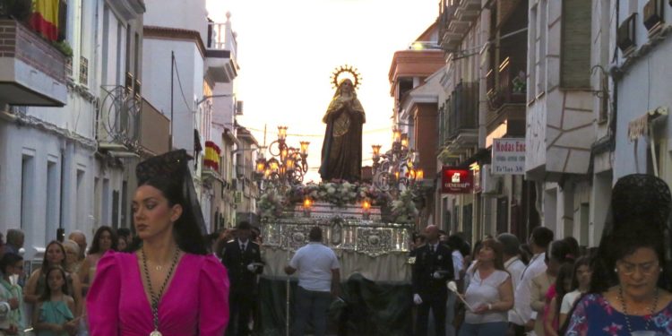 Tomelloso se vuelca con la procesión extraordinaria de Nuestra Señora del Mayor Dolor con motivo de su 75 aniversario