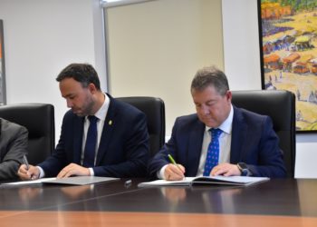 Junta y Ayuntamiento firman un convenio para la construcción del Parque del V Centenario de la ciudad de Tomelloso
