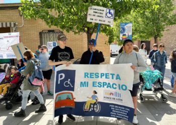 CEE Ponce de León y Club Los Delfines de Tomelloso, salen a la calle para reivindicar que se respeten sus plazas de aparcamiento