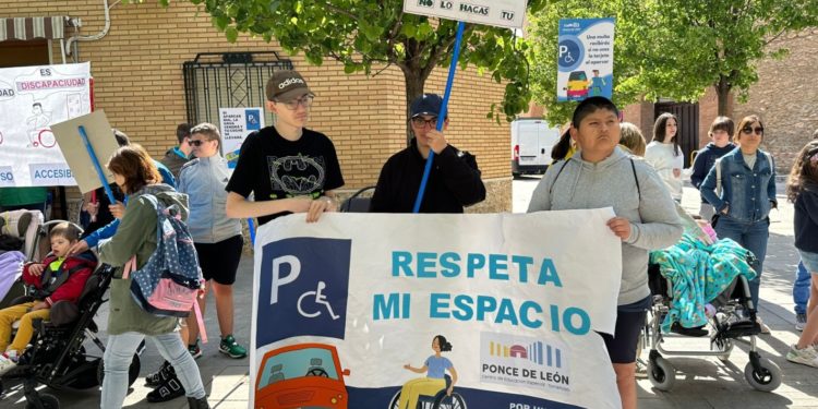 CEE Ponce de León y Club Los Delfines de Tomelloso, salen a la calle para reivindicar que se respeten sus plazas de aparcamiento