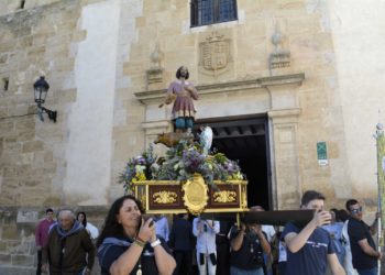 Un gran número de tractores acompañan a San Isidro en su procesión por las calles de Tomelloso 2024