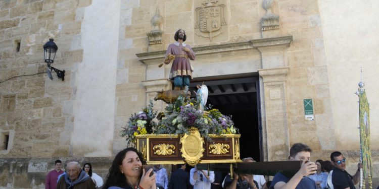 Un gran número de tractores acompañan a San Isidro en su procesión por las calles de Tomelloso 2024