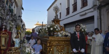 La procesión del Corpus Christi con los niños que han recibido la primera comunión llena las calles de Tomelloso de devoción