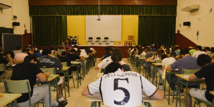 Segundo día de la EVAU en el Eladio Cabañero de Tomelloso con un texto sobre Vinicius JR y un expulsado por copiar